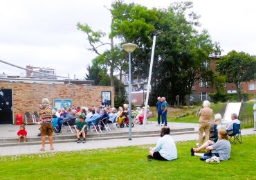 Hokum Boys houden in Hawaiian shirts Spaarwaterveld droog